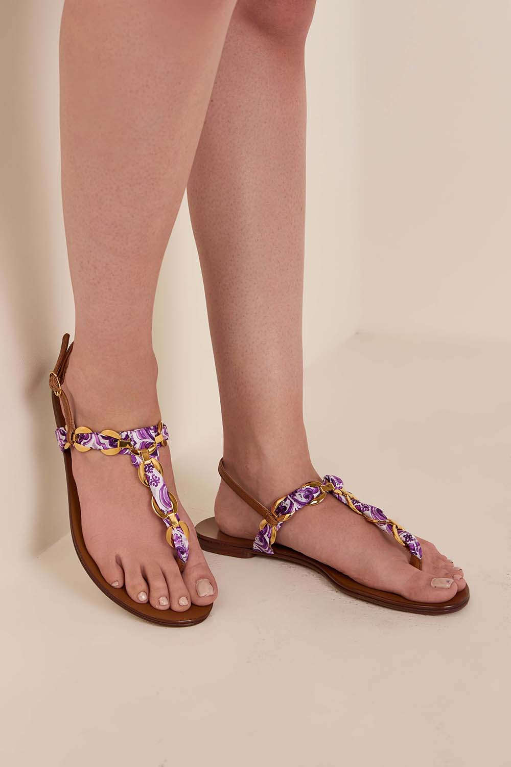 תמונת כל הלוק של סנדלי אצבע מג'וליקה